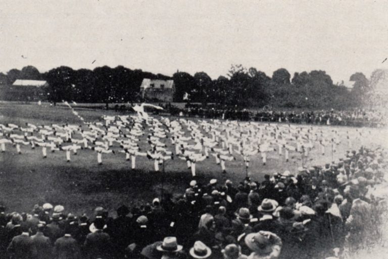 Weihe des neuen Sportplatzes mit Turnhalle am Turnerweg am 17. Juni 1923